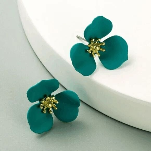 2/$21 Ladies Green Chic Flower Earrings - Picture 1 of 3